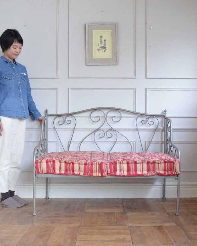 コントワールドファミーユ アンティーク風 コントワール・ド・ファミーユ アイアン ソファ(グレーの2Pとマルゴクッション)。フランスらしい雰囲気たっぷりのアイアンソファアイアンのフレームにシートクッションを乗せるタイプがフランスらしいアイアンソファ。(cff-1061)