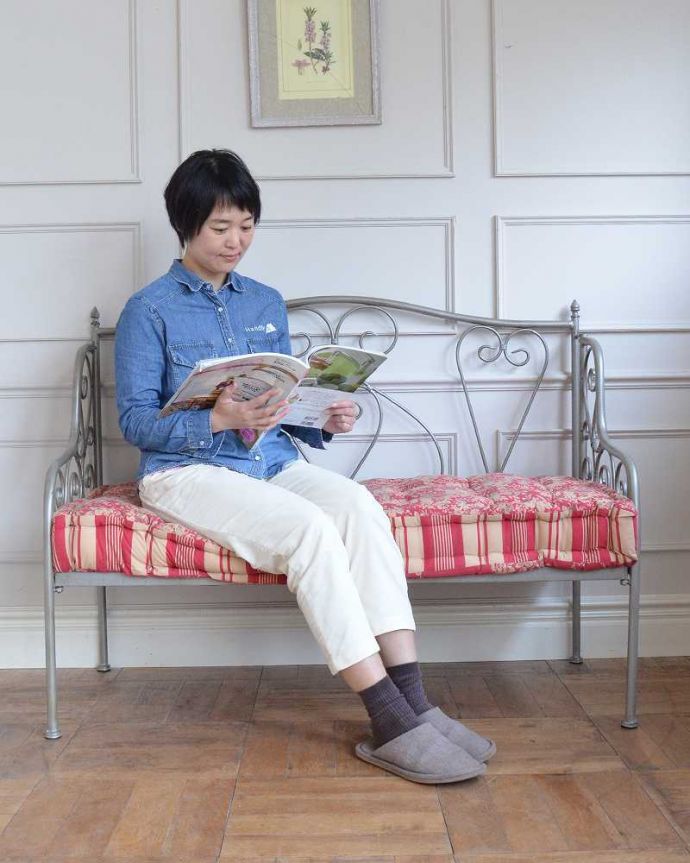 コントワールドファミーユ アンティーク風 コントワール・ド・ファミーユ アイアン ソファ(グレーの2Pとマルゴクッション)。フランスらしい雰囲気たっぷりのアイアンソファアイアンのフレームにシートクッションを乗せるタイプがフランスらしいアイアンソファ。(cff-1061)