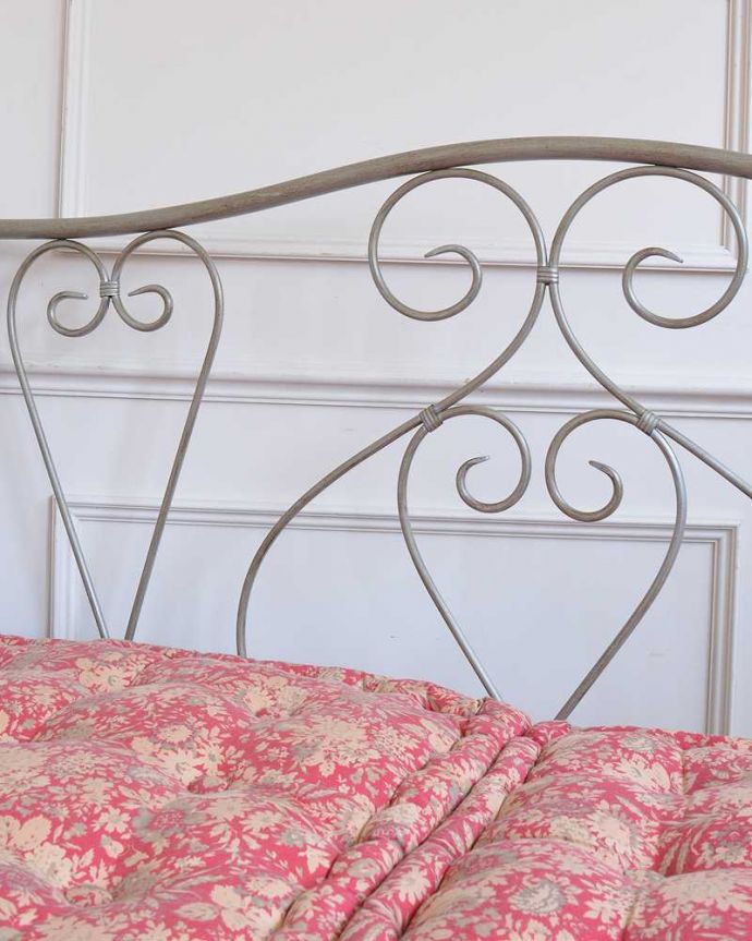 コントワールドファミーユ アンティーク風 コントワール・ド・ファミーユ アイアン ソファ(グレーの2Pとマルゴクッション)。ノスタルジックな世界観をお部屋にコントワールドゥファミーユがデザインする中でも特に人気のアイアンソファ。(cff-1061)