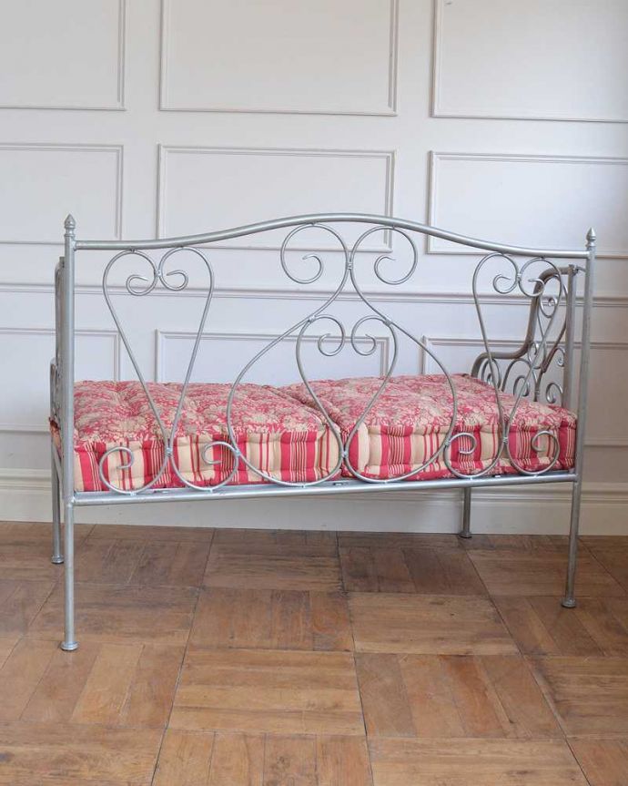 コントワールドファミーユ アンティーク風 コントワール・ド・ファミーユ アイアン ソファ(グレーの2Pとマルゴクッション)。背中から見たデザインも可愛い!後ろから見ても、こんなに可愛い~。(cff-1061)