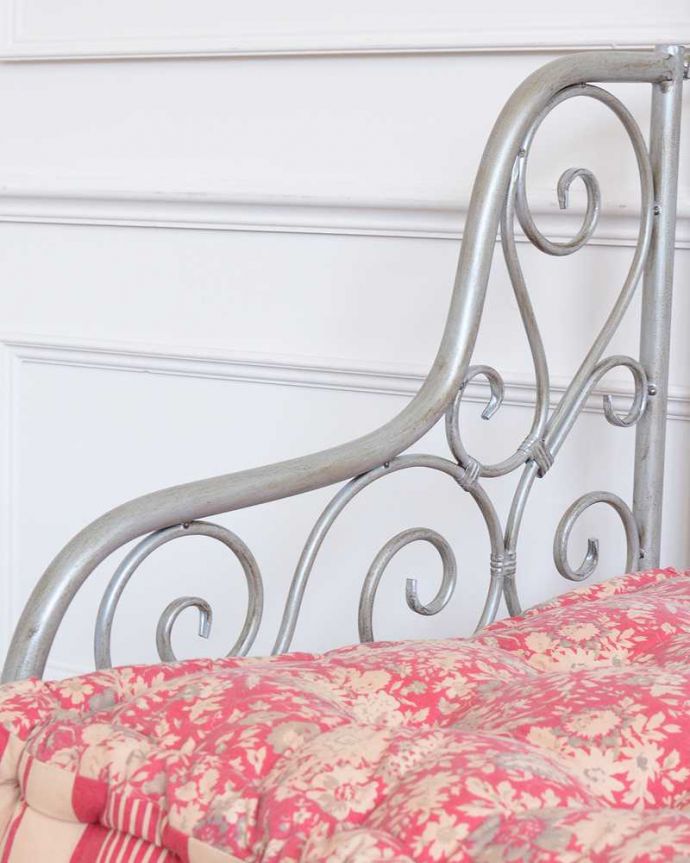 コントワールドファミーユ アンティーク風 コントワール・ド・ファミーユ アイアン ソファ(グレーの2Pとマルゴクッション)。アーム部分も可愛いんですデザインの一部になっているアーム部分。(cff-1061)