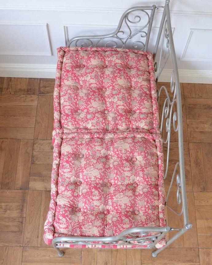 コントワールドファミーユ アンティーク風 コントワール・ド・ファミーユ アイアン ソファ(グレーの2Pとマルゴクッション)。広々とした座面座面は広めなので、ゆったりと座ってくつろぐことが出来ます。(cff-1061)