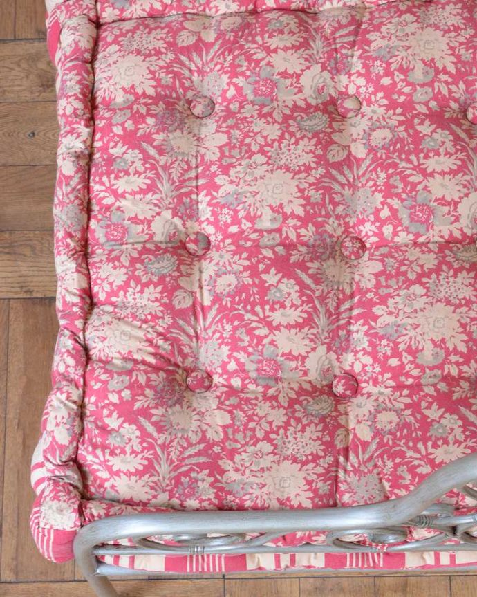 コントワールドファミーユ アンティーク風 コントワール・ド・ファミーユ アイアン ソファ(グレーの2Pとマルゴクッション)。座面の生地はこんな感じですしっかりとしたシートクッションが乗せられた座面です。(cff-1061)