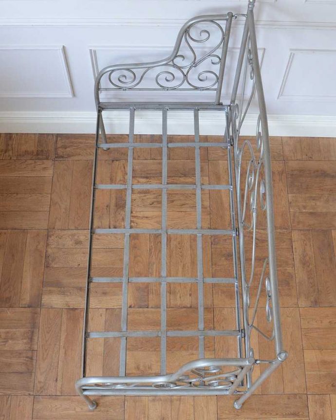 コントワールドファミーユ アンティーク風 コントワール・ド・ファミーユ アイアン ソファ(グレーの2Pとマルゴクッション)。座クッションを取ると・・・クッションが取り外し出来るので、とっても便利。(cff-1061)