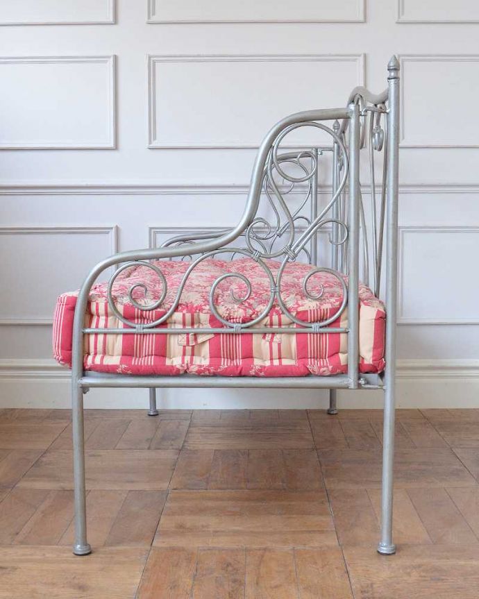 コントワールドファミーユ アンティーク風 コントワール・ド・ファミーユ アイアン ソファ(グレーの2Pとマルゴクッション)。横から見ると・・・どこから見ても可愛い緩やかなカーブを描いたアイアンが優しい女性らしい雰囲気です。(cff-1061)