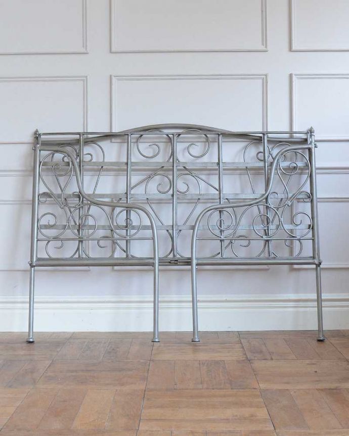 コントワールドファミーユ アンティーク風 コントワール・ド・ファミーユ アイアン ソファ(グレーの2Pとマルゴクッション)。折りたたみが出来る構造お引越しが多い方や、模様替えが好きな方にもピッタリです。(cff-1061)