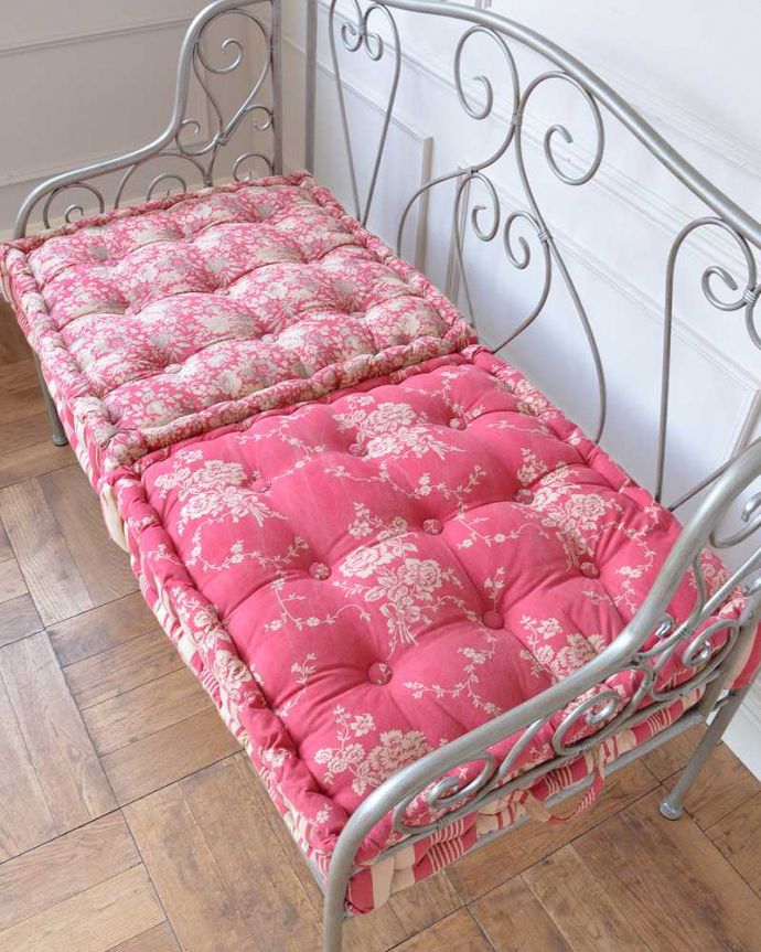 コントワールドファミーユ アンティーク風 コントワール・ド・ファミーユ アイアン ソファ(グレーの2Pとマルゴクッション)。表裏で模様が異なります季節やお好みの雰囲気に合わせて楽しんでください。(cff-1061)