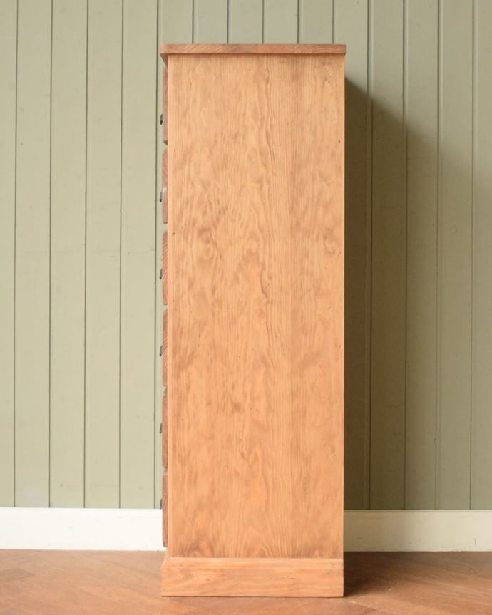 チェストの横顔