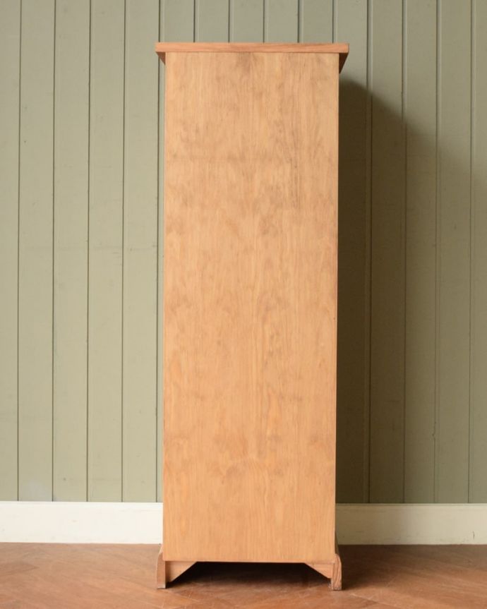 チェストの後ろ姿