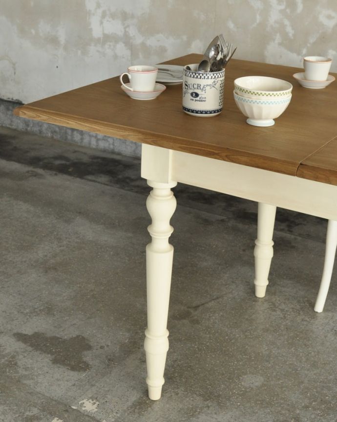 コントワールドファミーユ アンティーク風 フランス家具 コントワール・ドゥ・ファミーユ ダイニングテーブル DINING TABLE W/EXT CITADINES WHT スッキリとカッコイイ脚先にいくほど微妙にシェープされたスッキリとした脚。(cff-1063)