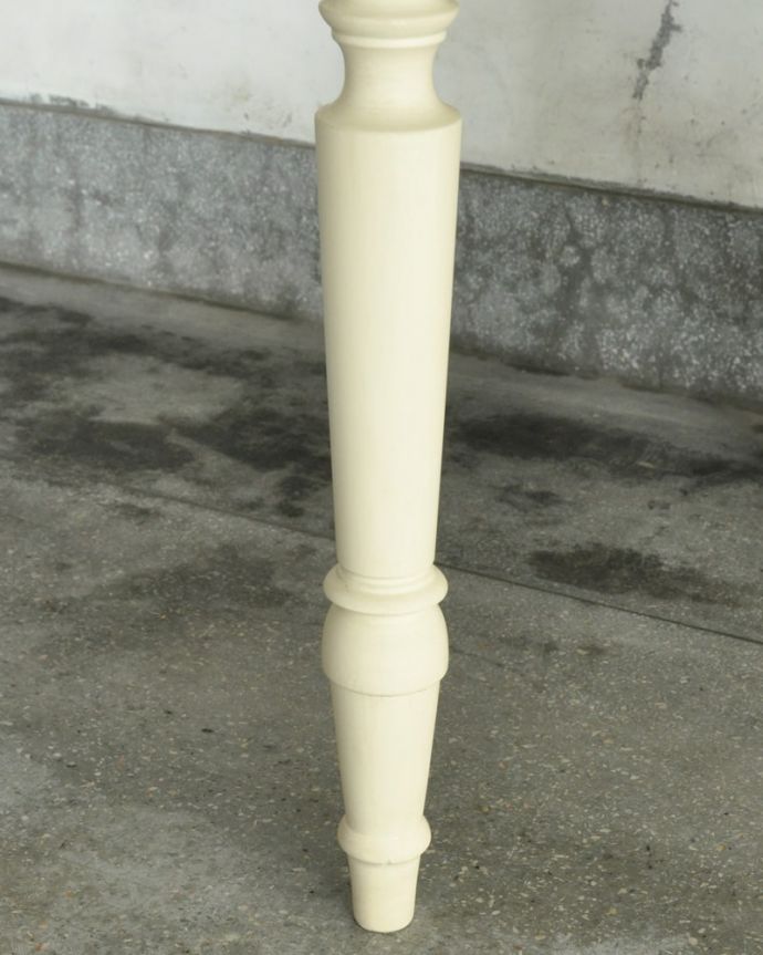 コントワールドファミーユ アンティーク風 フランス家具 コントワール・ドゥ・ファミーユ ダイニングテーブル DINING TABLE W/EXT CITADINES WHT 持ち上げなくても移動できます!Handleのアンティークは、脚の裏にフェルトキーパーをお付けしていますので、持ち上げなくても床を滑らせて移動させることが出来ます。(cff-1063)