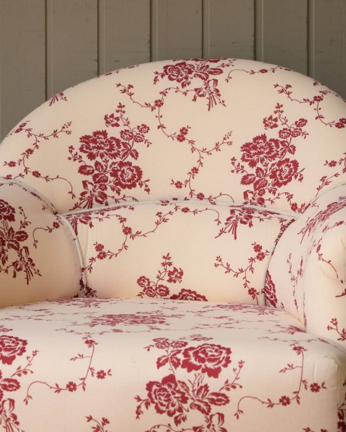 アンティーク風　フランス家具　コントワール・ドゥ・ファミーユ　アームチェアARMCHAIR SOLOGNE FLOWER RED　女性らしいバラの花の模様大きく咲き誇る真っ赤なバラの模様の生地が優雅な雰囲気です。(cff-1064)