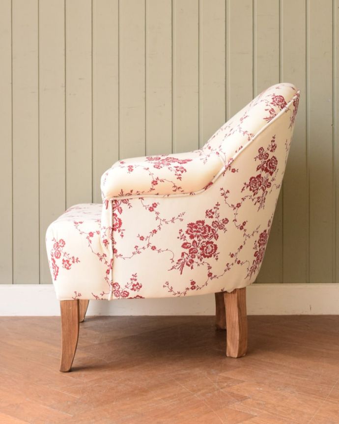 アンティーク風　フランス家具　コントワール・ドゥ・ファミーユ　アームチェアARMCHAIR SOLOGNE FLOWER RED　横から見ると･･･グルッと360度、どこから見ても優しく女性らしい雰囲気です。(cff-1064)