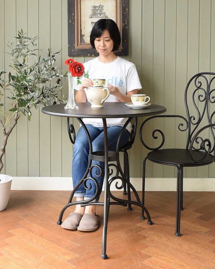 コントワールドファミーユ アンティーク風 フランスの家具、コントワール・ドゥ・ファミーユのアイアンガーデンテーブル フランス生まれのおしゃれデザイン優雅な曲線で描かれたアンティーク調のガーデンテーブル。(cff-1068)