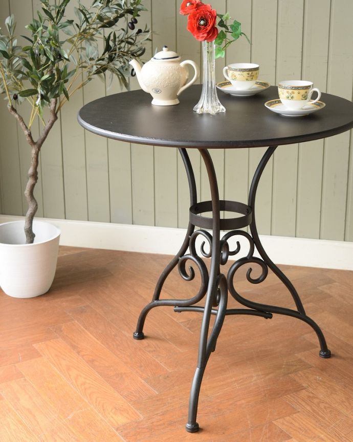 コントワールドファミーユ アンティーク風 フランスの家具、コントワール・ドゥ・ファミーユのアイアンガーデンテーブル いろんな用途で使えます見た目が可愛いので、実用的にティーテーブルとして使うのはもちろん、花台やコンソールのように置いておくだけで絵になります。(cff-1068)