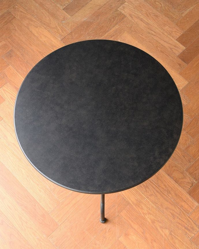 コントワールドファミーユ アンティーク風 フランスの家具、コントワール・ドゥ・ファミーユのアイアンガーデンテーブル 上から見ると・・・まん丸の天板。(cff-1068)