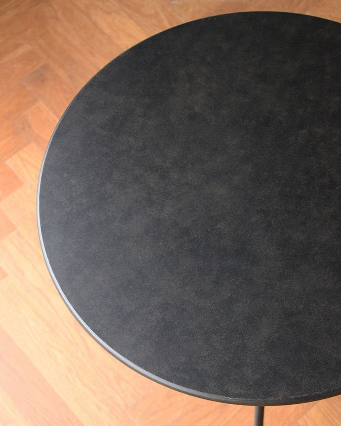 アンティーク風の家具 アンティーク風 アンティーク風のスチール製ガーデンテーブル(コーヒーテーブル)。天板を近くでみると…雨が溜まることもなく、お庭やテラスでお使い頂けます。(y-372-f)