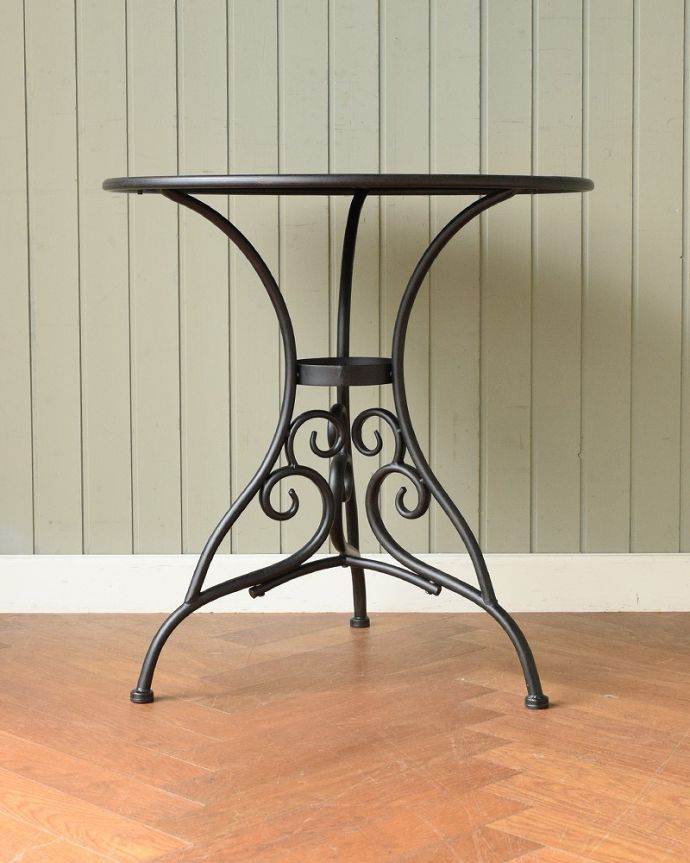コントワールドファミーユ アンティーク風 フランスの家具、コントワール・ドゥ・ファミーユのアイアンガーデンテーブル さらにクルッと回転もちろん、角度を変えても見てもいい感じです。(cff-1068)