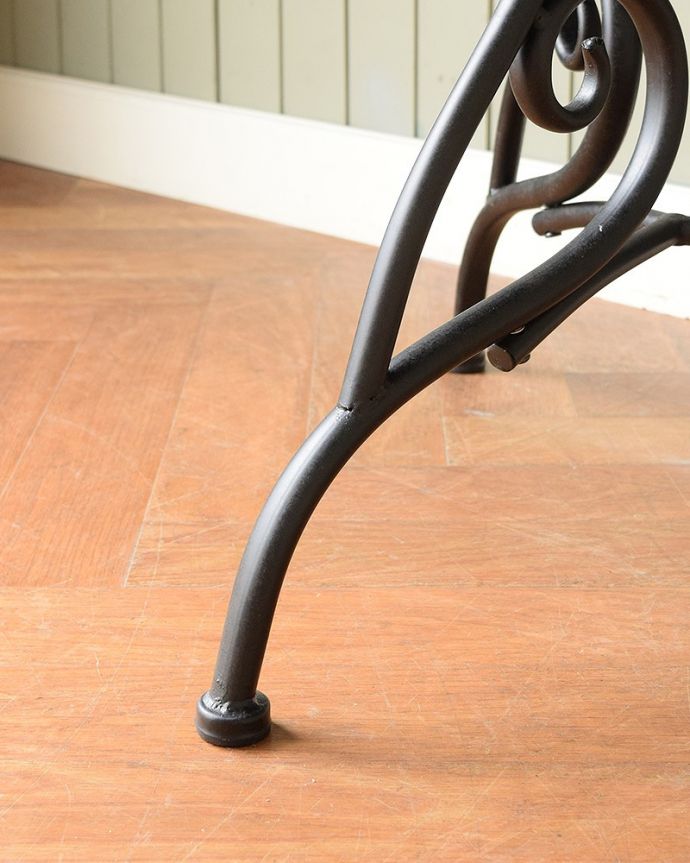 コントワールドファミーユ アンティーク風 フランスの家具、コントワール・ドゥ・ファミーユのアイアンガーデンテーブル 足先は・・・細くても、しっかり安定感のある足先です。(cff-1068)