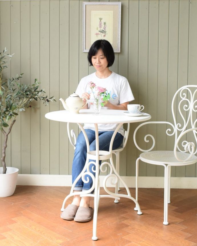 フランスのおしゃれなガーデンテーブル