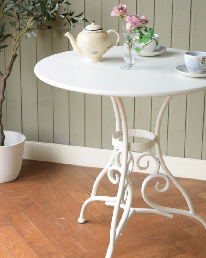 コントワール・ド・ファミーユのテーブル