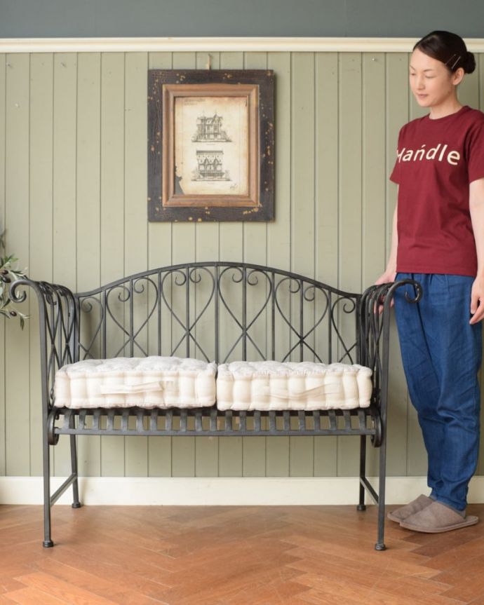 アンティーク風の椅子　アンティーク風　フランス家具、コントワール・ドゥ・ファミーユのアイアンソファ　　フランスらしい雰囲気たっぷりのアイアンソファアイアンのフレームにシートクッションを乗せるタイプがフランスらしいアイアンソファ。(cff-1070)