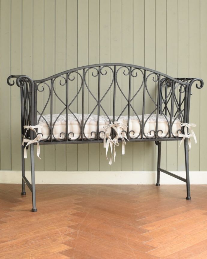 アンティーク風の椅子　アンティーク風　フランス家具、コントワール・ドゥ・ファミーユのアイアンソファ　　取り外し式のマット人気のヒミツの1つはこの取り替えが出来るマット。(cff-1070)