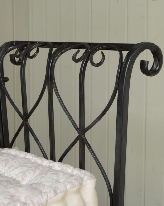 アンティーク風の椅子　アンティーク風　フランス家具、コントワール・ドゥ・ファミーユのアイアンソファ　　アーム部分も可愛いんですデザインの一部になっているアーム部分。(cff-1070)