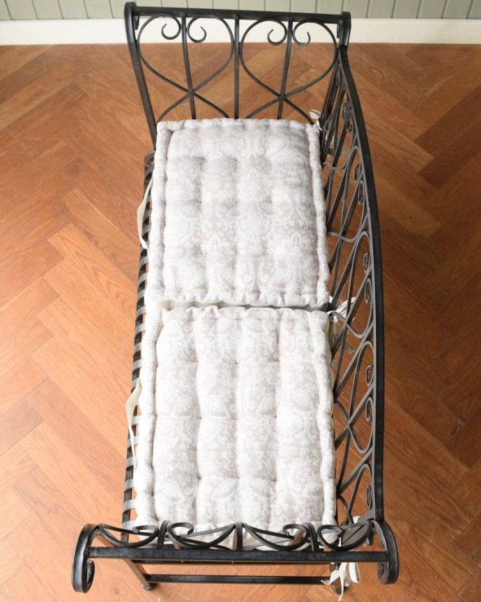 アンティーク風の椅子　アンティーク風　フランス家具、コントワール・ドゥ・ファミーユのアイアンソファ　　広々とした座面座面は広めなので、ゆったりと座ってくつろぐことが出来ます。(cff-1070)