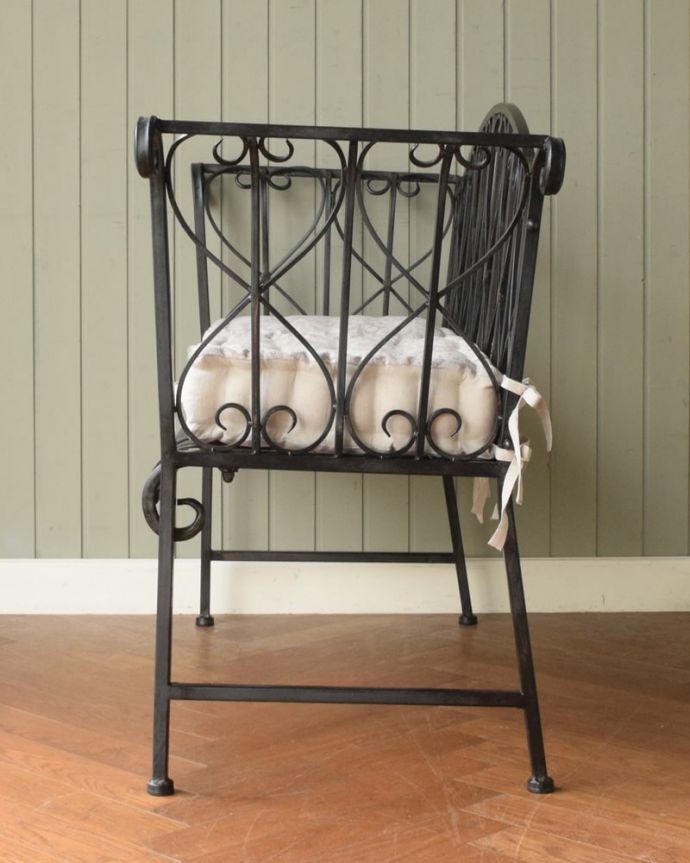 アンティーク風の椅子　アンティーク風　フランス家具、コントワール・ドゥ・ファミーユのアイアンソファ　　横から見ると･･･どこから見ても可愛い緩やかなカーブを描いたアイアンが優しい女性らしい雰囲気です。(cff-1070)