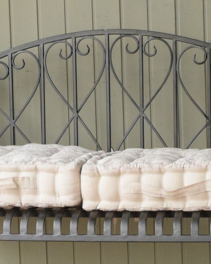 アンティーク風の椅子　アンティーク風　フランス家具、コントワール・ドゥ・ファミーユのアイアンソファ　　取り外し式のマット人気のヒミツの1つはこの取り替えが出来るマット。(cff-1070)