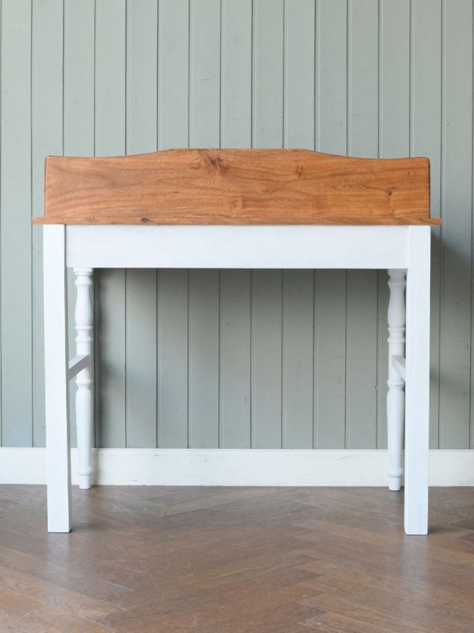 デスクの後ろ姿