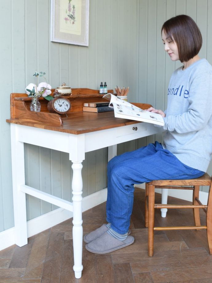いろんな用途で使えるアンティーク風のデスク