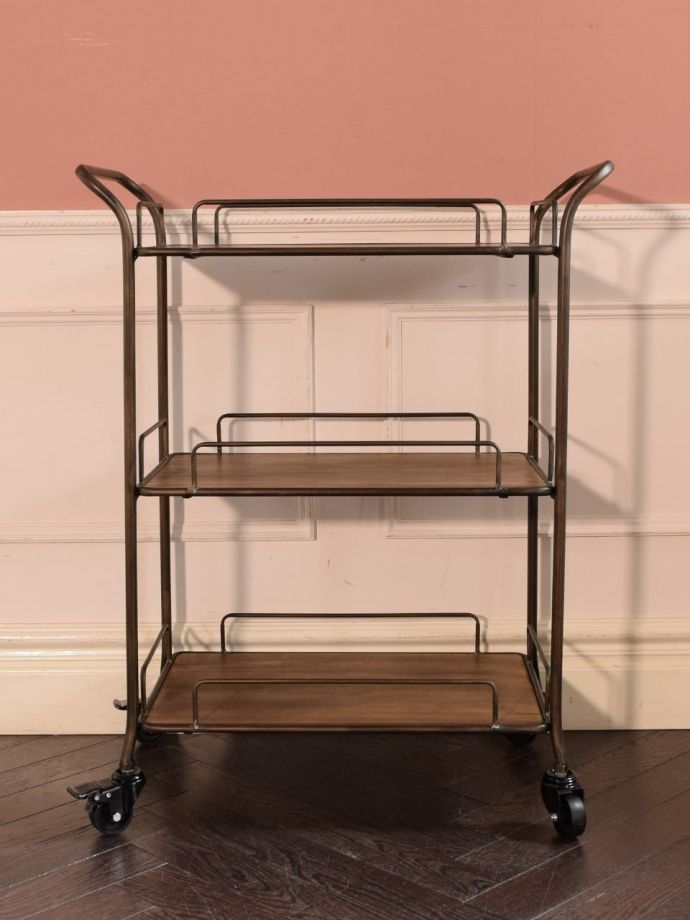 おしゃれなワゴンの側面