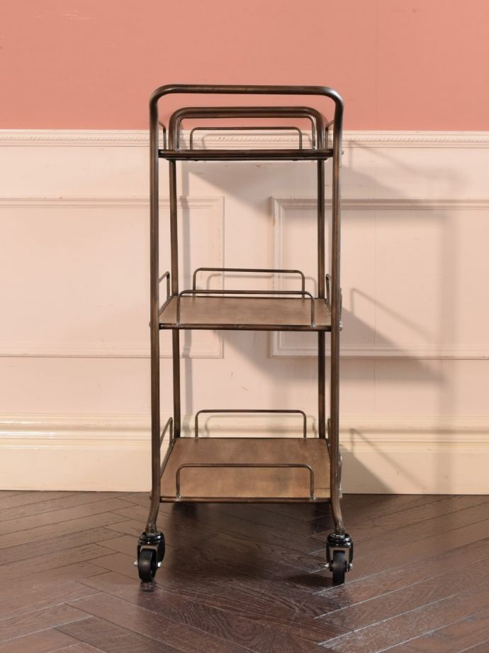 アンティーク調ワゴンの横顔