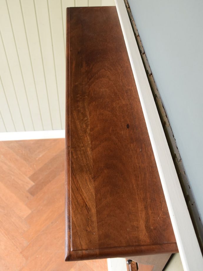 アンティーク調のおしゃれなシェルフ