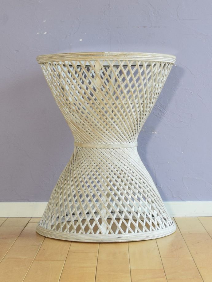 サイドテーブルの側面