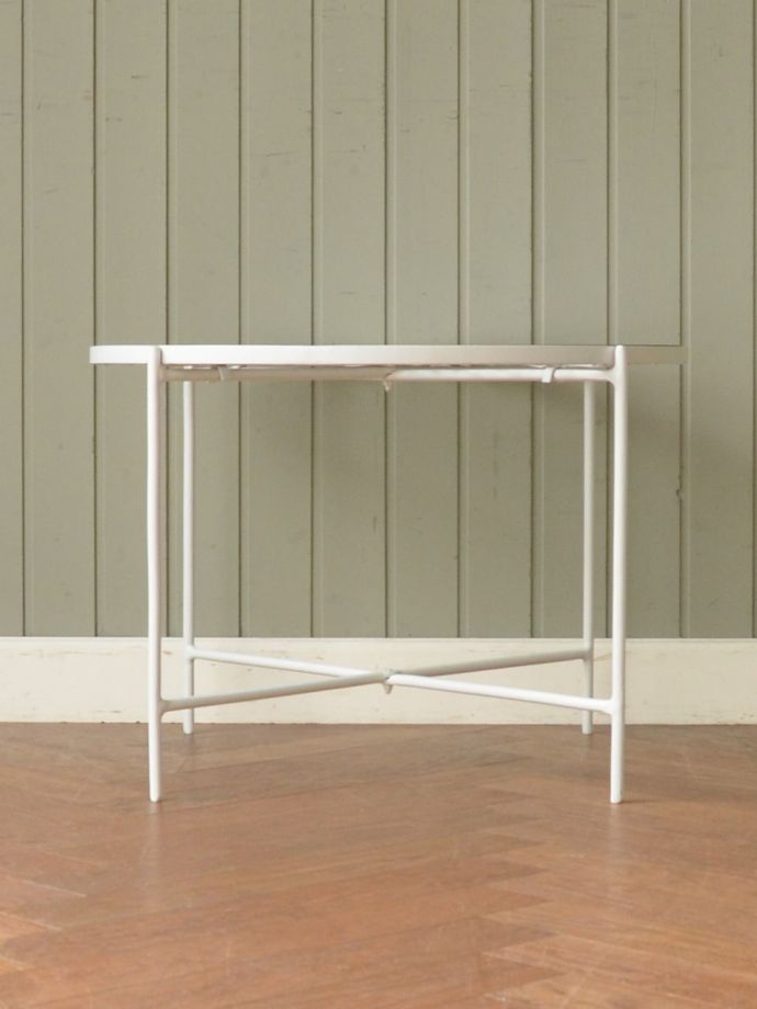 コーヒーテーブルの側面