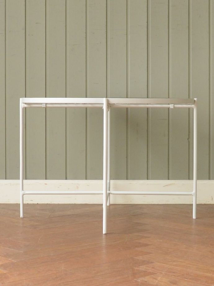 アンティーク調テーブルの横顔