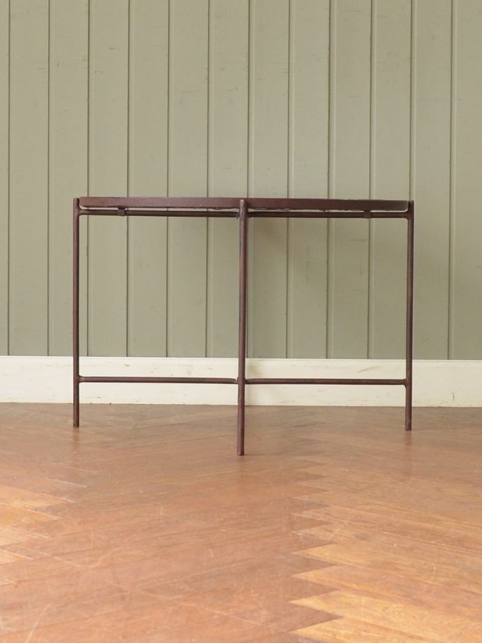 アンティーク調テーブルの横顔