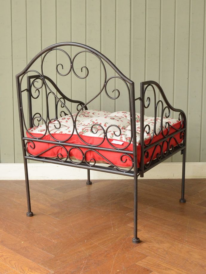 アイアンソファの後ろ姿