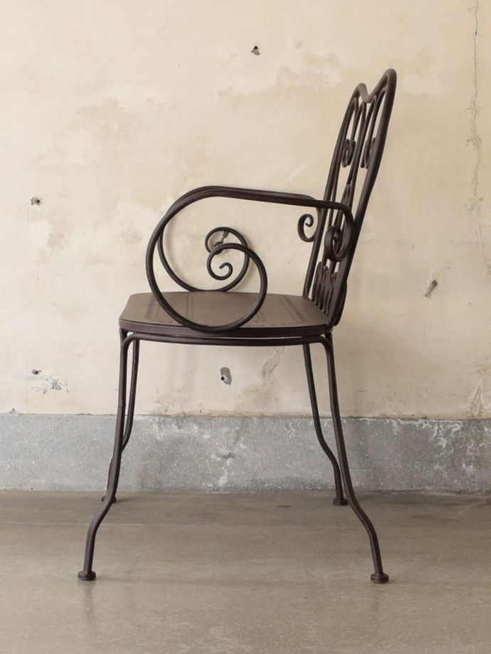 ガーデンチェアの側面