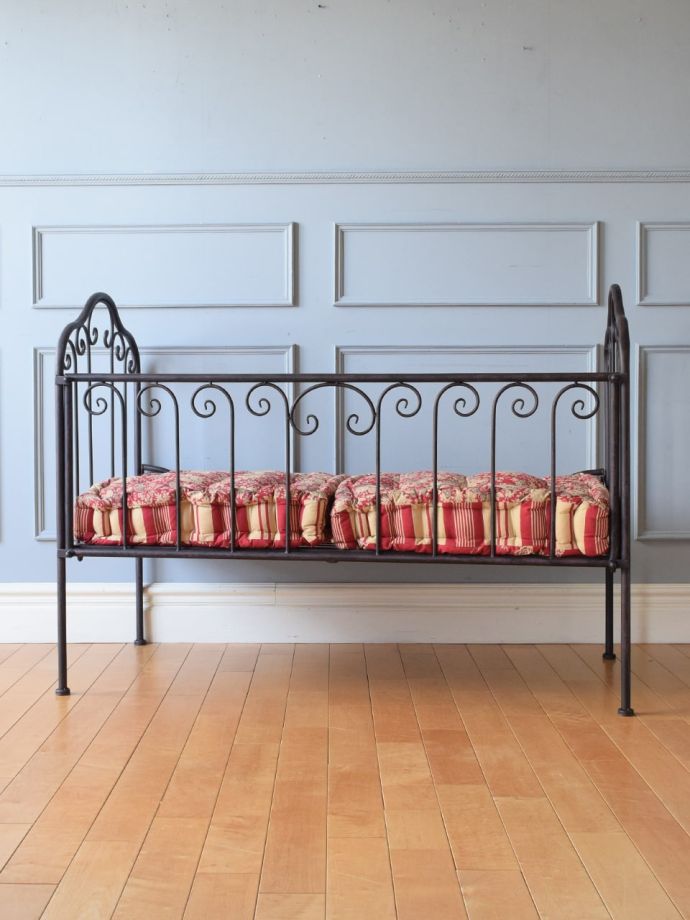 アイアンソファの後ろ姿