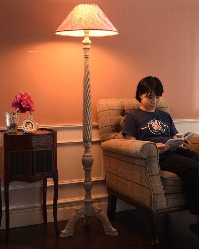 スタンドライト 照明・ライティング フランスからやってきた彫刻が優雅なフロアランプ(E26球付)。ステキな夜の時間を作ってくれますベッドサイドなど、いろんな場所に置いて気軽に使える照明です。(cff-1130)