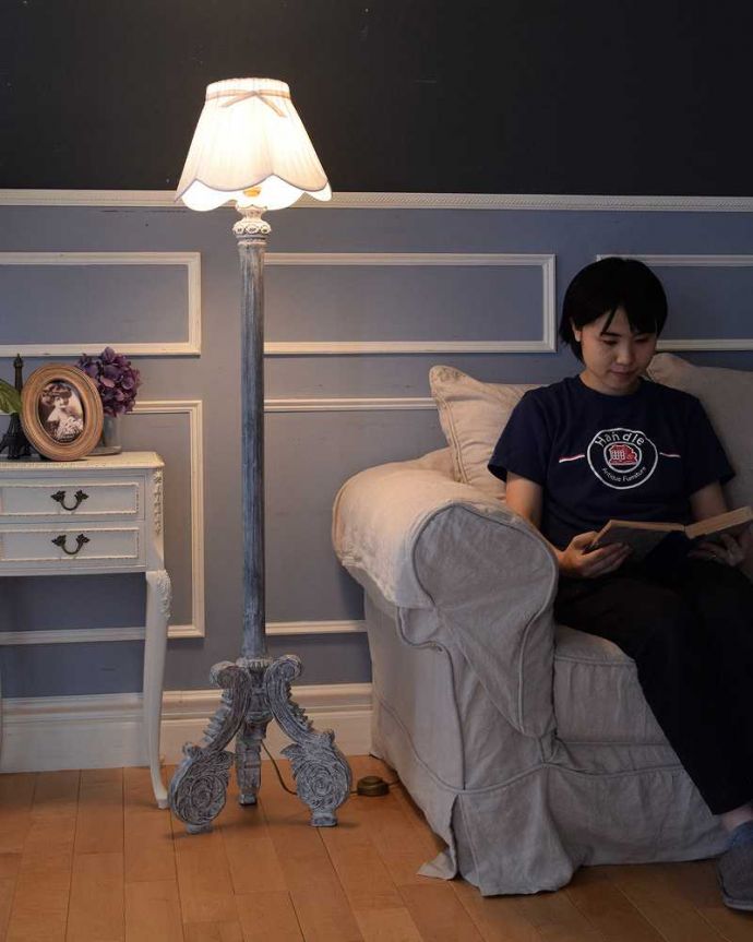 スタンドライト　照明・ライティング　フランスからやってきたフレンチシャビーなフロアランプ(E26球付) 。ステキな夜の時間を作ってくれますベッドサイドなど、いろんな場所に置いて気軽に使える照明です。(cff-1131)