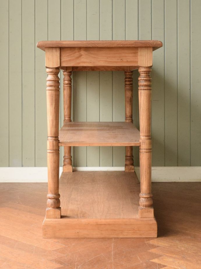 コンソールテーブルの横顔