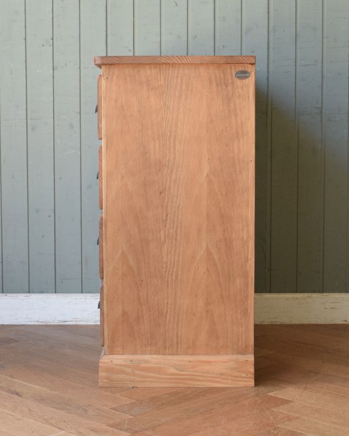 チェストの横顔