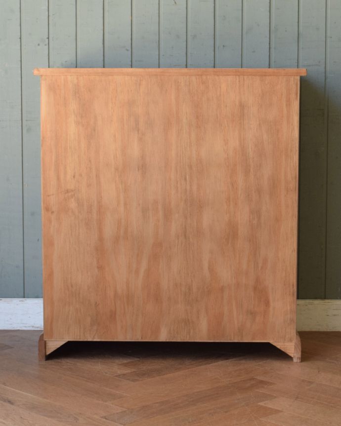 チェストの後ろ姿