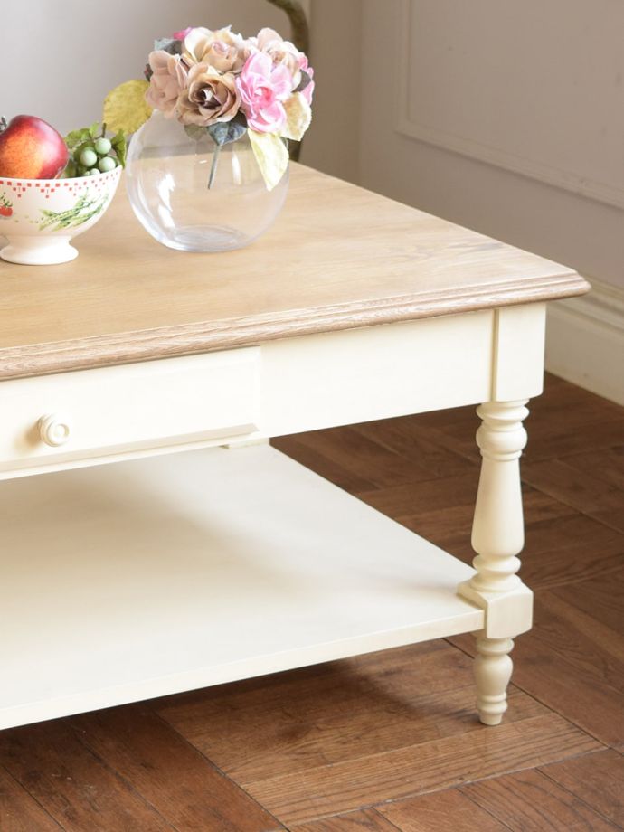 アンティーク風のおしゃれなセンターテーブル