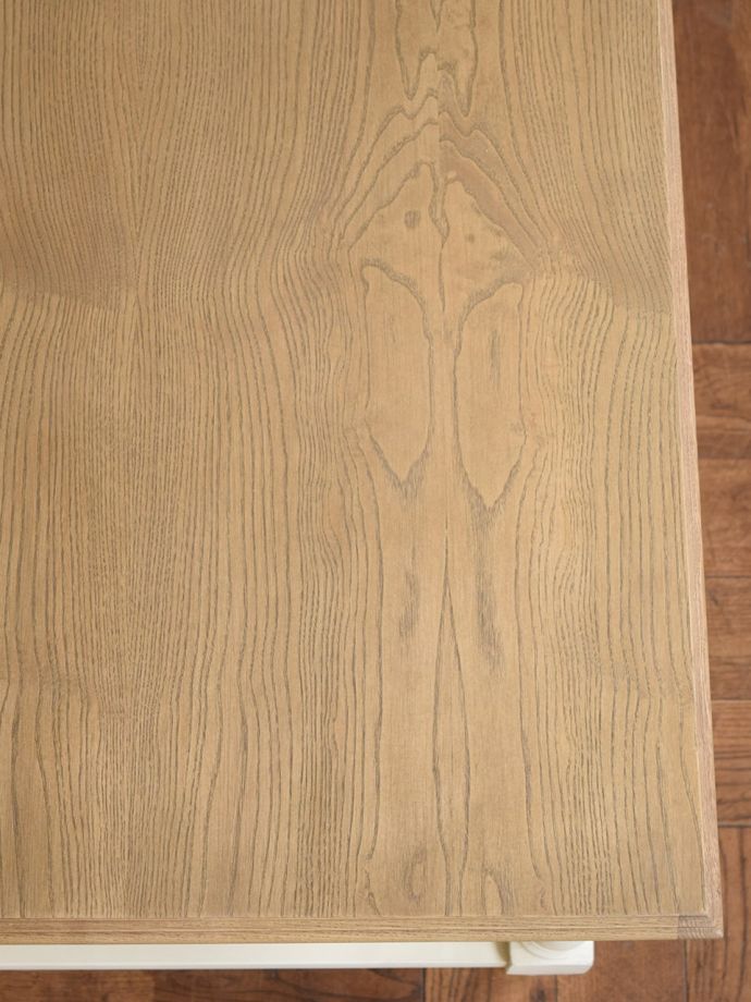 テーブルの天板の木目